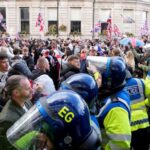 Bentrokan Demo Anti-Imigran di London, Puluhan Polisi Jadi Korban