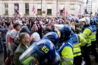 bentrokan20demo20anti imigran20di20london20puluhan20polisi20jadi20korban