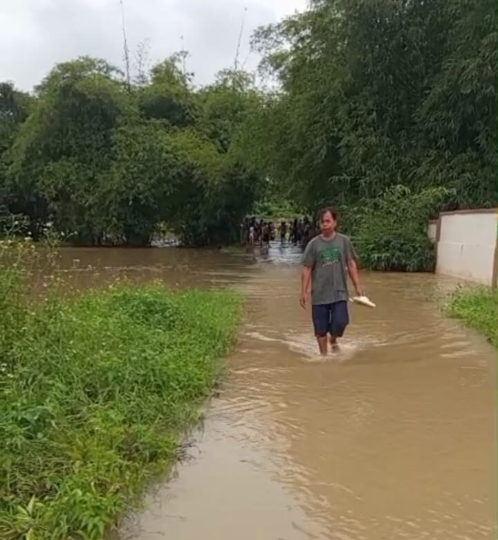 areal pesawahan dan jalanan yang di genangi banjir