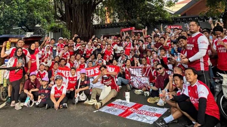 Merahnya GBK oleh Ribuan Pendukung Arsenal Jakarta Mengkampanyekan Gaya Hidup Sehat Lewat Fun Walk di Area CFD