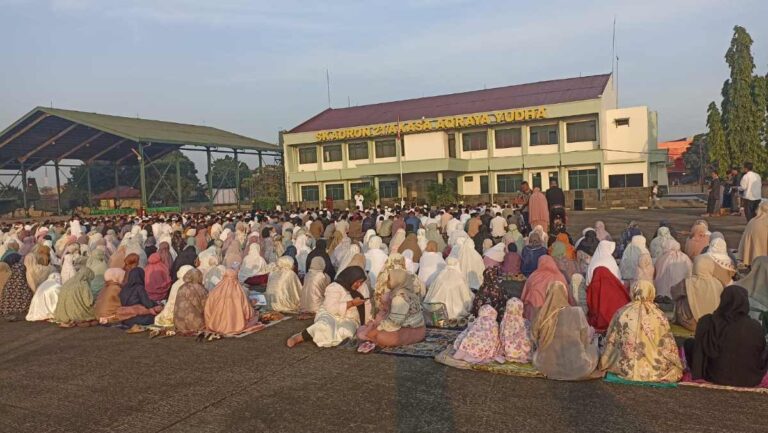 Khidmat, Jamaah Padati Lapangan Skadron-21/AAY untuk Shalat Idul Adha 1447 H