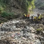DLH Kota Serang Angkat 9 Ton Sampah dari Sungai Cibanten