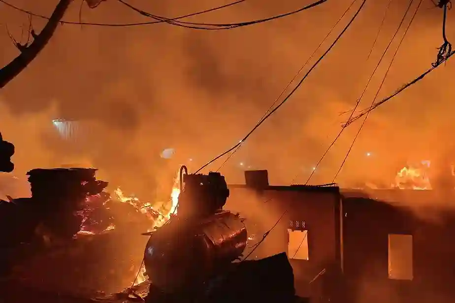 Kebakaran Hebat Hanguskan Rumah dan Lapak Kayu di Bekasi
