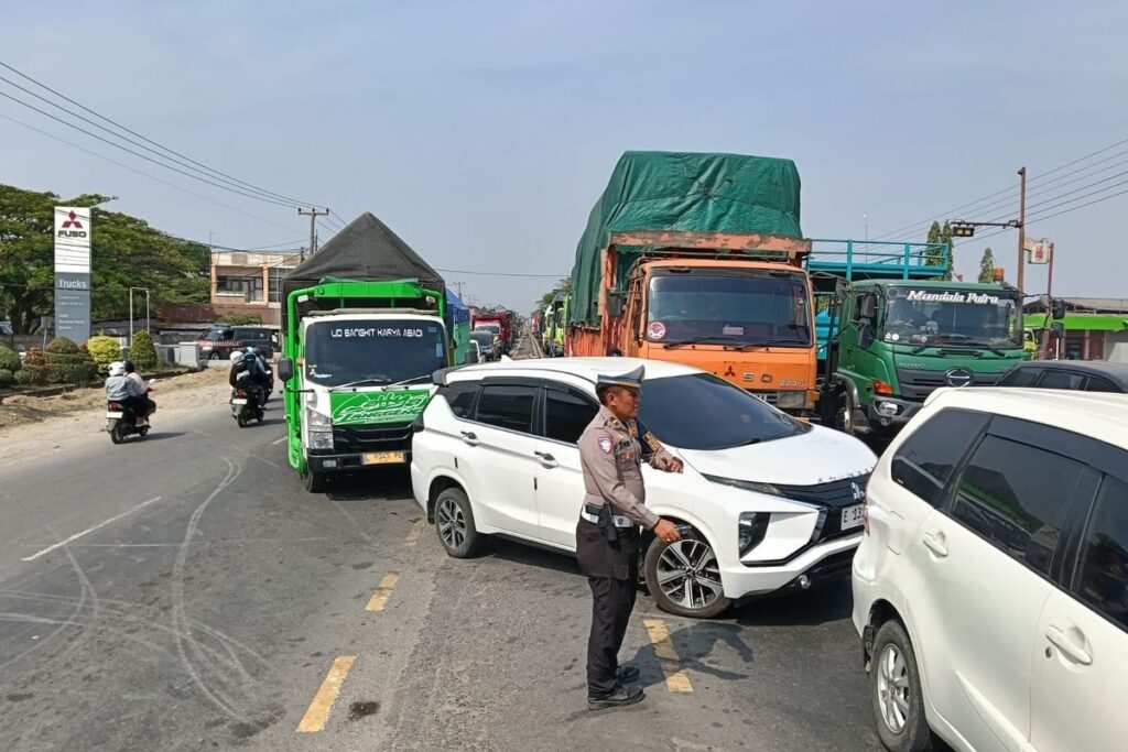 Tiga Tewas, Pikap Tabrak Dua Truk di Pantura Indramayu