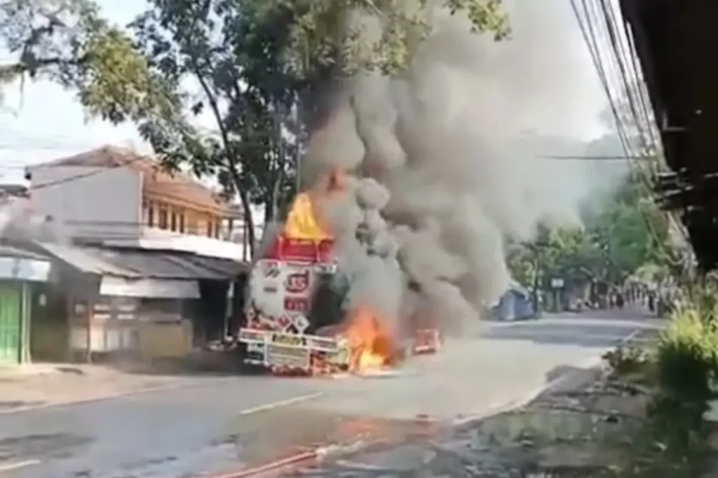 Truk Tangki Pertamina Meledak di Cianjur, 24 Ribu Liter Pertalite Terbakar