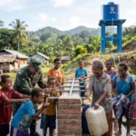 Menembus Pegunungan Kaimana: Kemanunggalan TNI AD Alirkan Air Bersih untuk Masyarakat Kampung Krooy